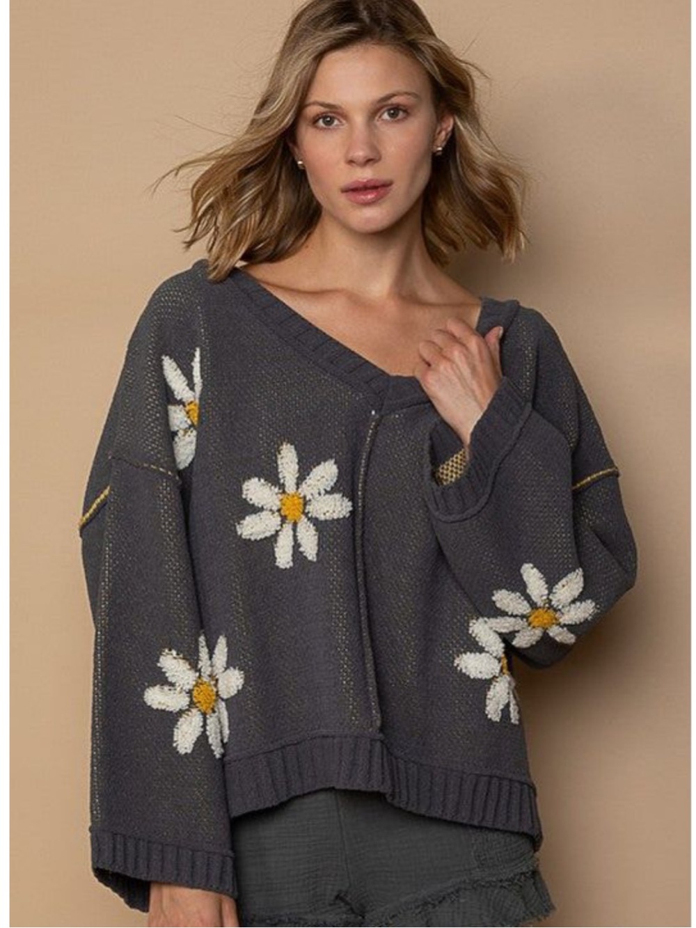 POL V Neck Floral V Neck Pullover Chenille Slouchy Sweater Gray / Daisies Size M